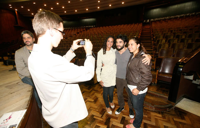 Caio Blat assiste peça teatral com Maria Ribeiro e Marcos Damigo no elenco - O Fuxico