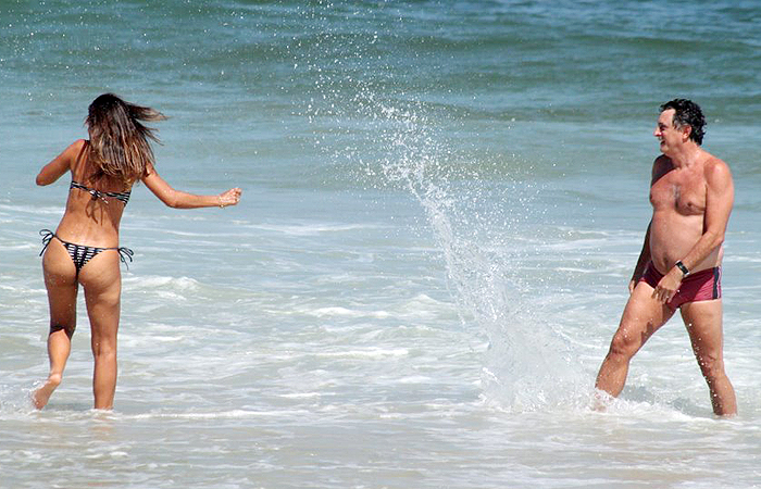 Eduardo Galvão curte praia carioca ao lado da esposa 