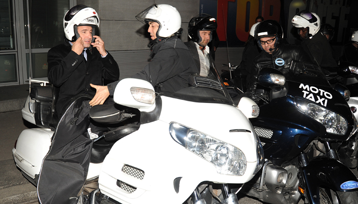 Jean Dujardin pega moto taxi para não se atrasar para programa de televisão