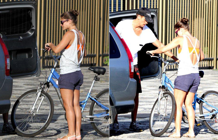 Priscila Fantin ajuda marido a colocar bicicleta no carro