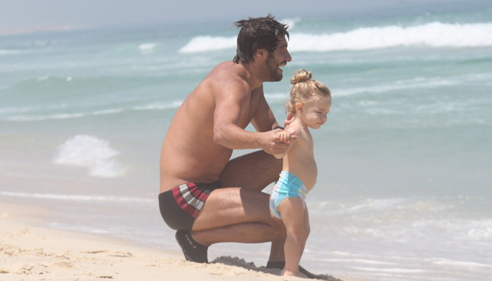 Victor Pecoraro vai com a família à praia no Rio de Janeiro