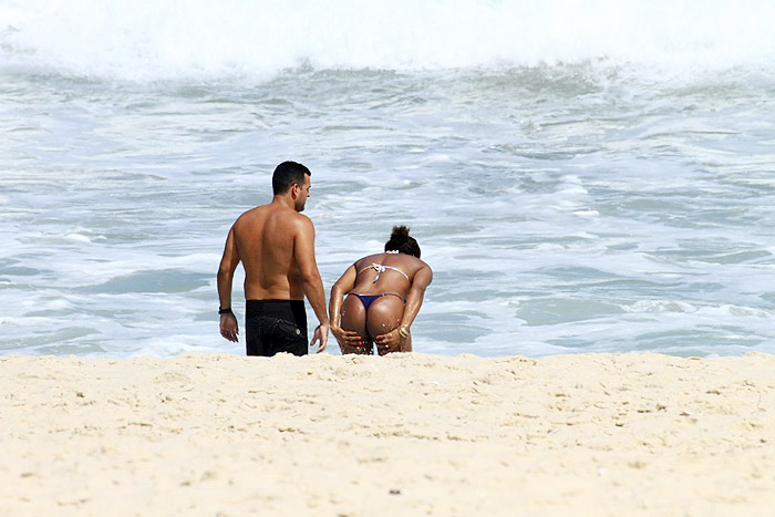 Adriana Bombom protagoniza cenas quentes em praia carioca