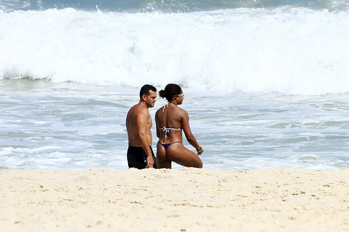 Adriana Bombom protagoniza cenas quentes em praia carioca