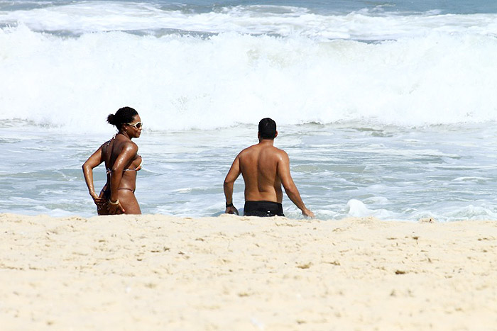 Adriana Bombom protagoniza cenas quentes em praia carioca