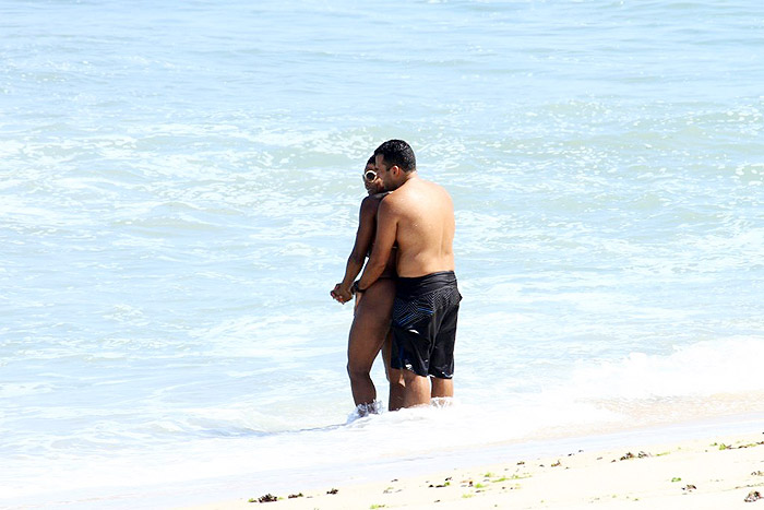 Adriana Bombom protagoniza cenas quentes em praia carioca