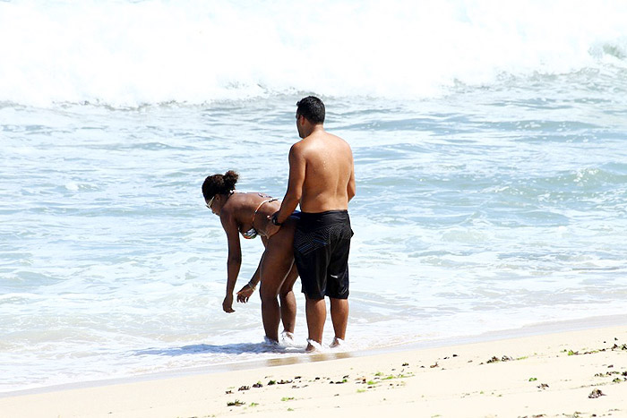 Adriana Bombom protagoniza cenas quentes em praia carioca