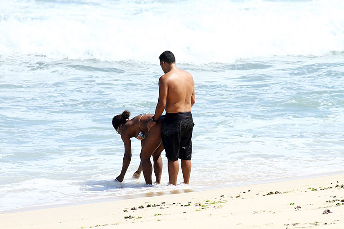 Adriana Bombom protagoniza cenas quentes em praia carioca