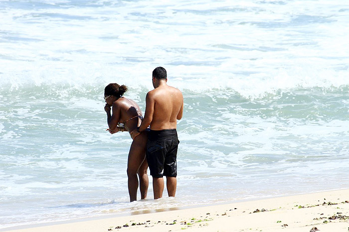 Ai, que Loucura! Adriana Bombom beija 'muiiito' na praia