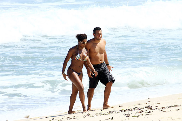 Adriana Bombom protagoniza cenas quentes em praia carioca