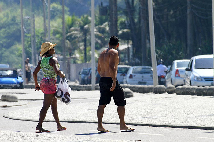 Adriana Bombom protagoniza cenas quentes em praia carioca