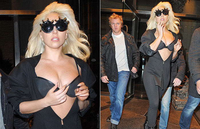 Lady Gaga deixa hotel de Nova York com sutiã à mostra