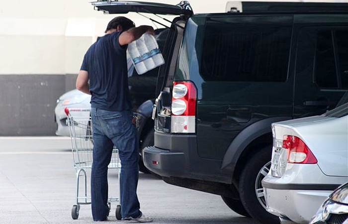 Thiago Lacerda faz compras em supermercado 