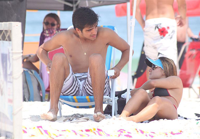  Bernardo Mesquita curte praia com a namorada