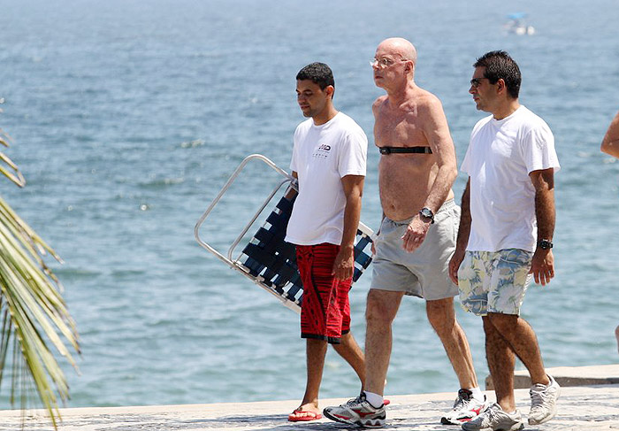 Gilberto Braga faz caminhada na orla de Ipanema 