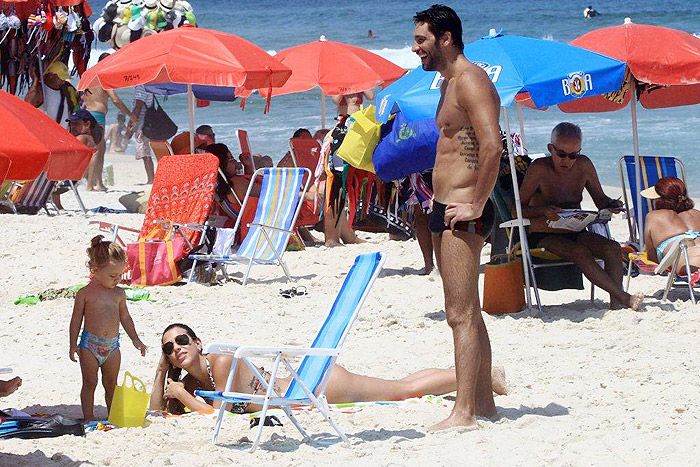 Victor Pecoraro beija muito a esposa em praia 