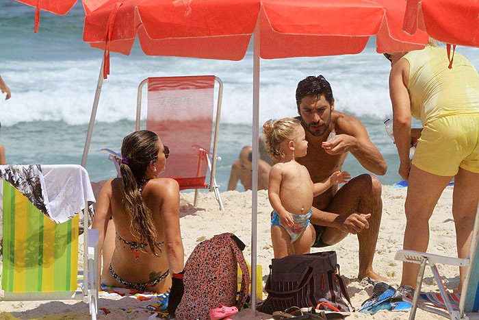 Victor Pecoraro beija muito a esposa em praia 