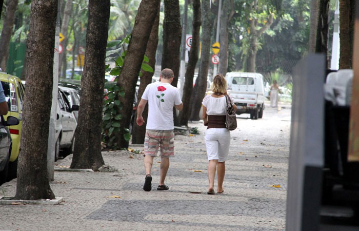 Paula Burlamaqui passeia acompanhada pelas ruas de São Conrado - O Fuxico