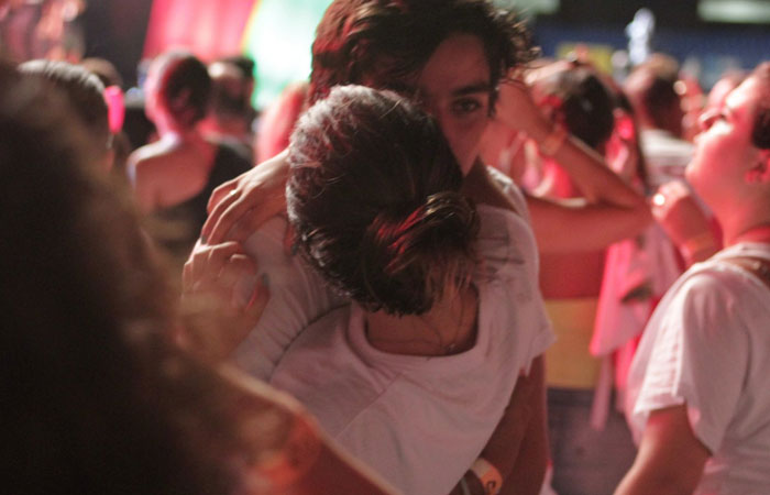 Rodrigo Simas e Polliana Aleixo se beijam durante o Rio Verão Festival - O Fuxico