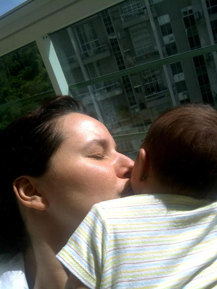 Mariana Belém publica foto beijando a filha