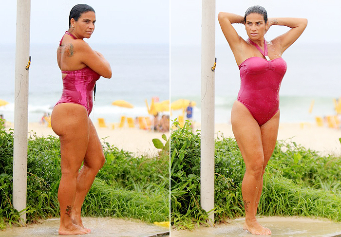 Solange Gomes toma banho em chuveiro de praia 