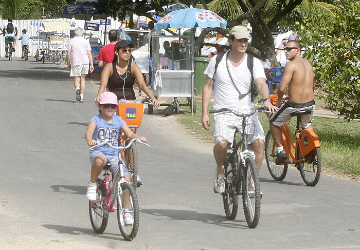 Marcelo Serrado pedala ao lado da filha