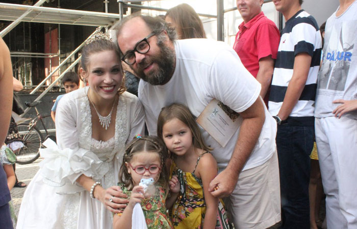 Otávio Müller leva as filhas ao teatro no Rio - O Fuxico