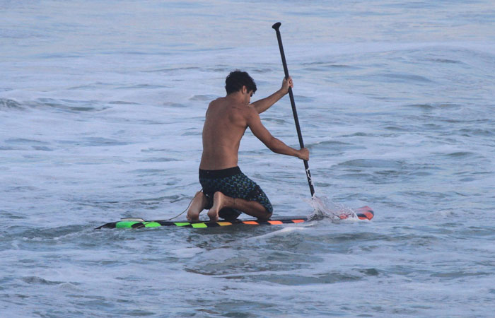 Caio Castro surfa em praia da Barra da Tijuca - O Fuxico