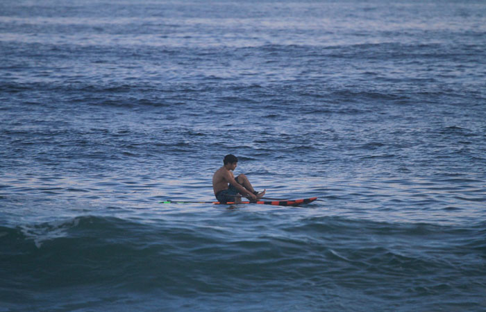 Caio Castro surfa em praia da Barra da Tijuca - O Fuxico