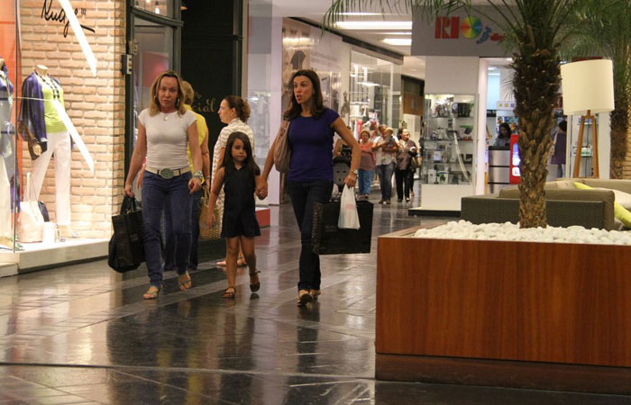 Lília Cabral e Daniela Mercury vão ao shopping com os maridos - O Fuxico