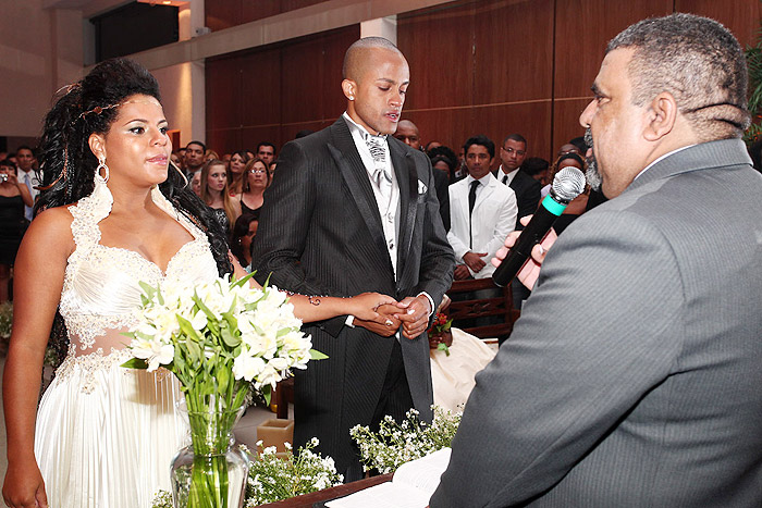 Ex-BBB Janaína do Mar se casou com o noivo, Márcio