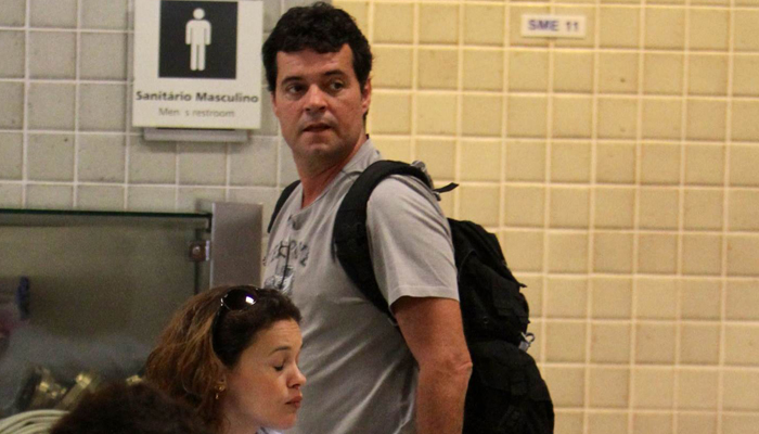 Felipe Camargo circula em aeroporto no Rio de Janeiro