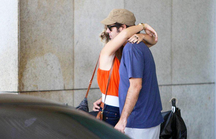  Bruno Mazzeo e Juliana Didone trocam beijos em aeroporto 