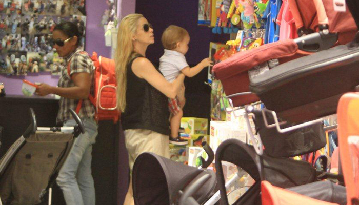  Danielle Winits vai a shopping o filho Guy