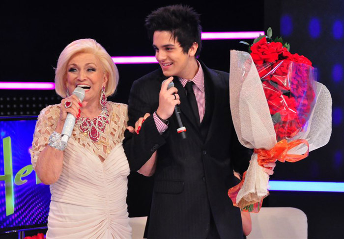 Luan Santana levou flores para a rainha da TV