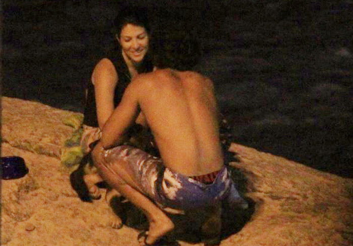 Jesus Luz e a ex-dançarina de Latino na praia do Arpoador 