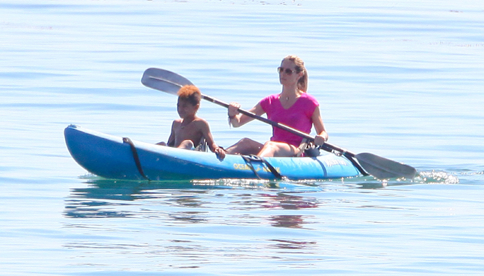 Heidi Klum se diverte com os quatro filhos na praia de Malibu