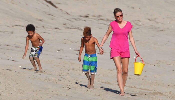 Heidi Klum se diverte com os quatro filhos na praia de Malibu
