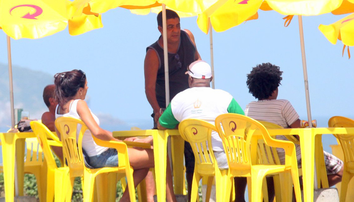 Zeca Pagodinho toma sua cervejinha na praia da Barra da Tijuca