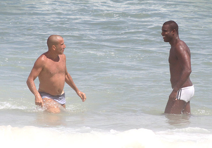  Eri Johnson e Rafael Zulu se divertem em praia carioca