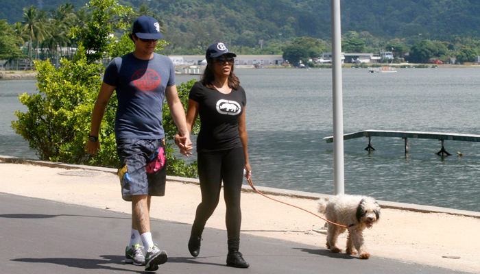 Felipe Dylon e Aparecida Petrowky passeiam com o cachorro no Rio