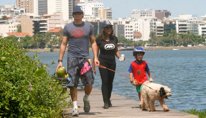 Felipe Dylon e Aparecida Petrowky passeiam com o cachorro no Rio