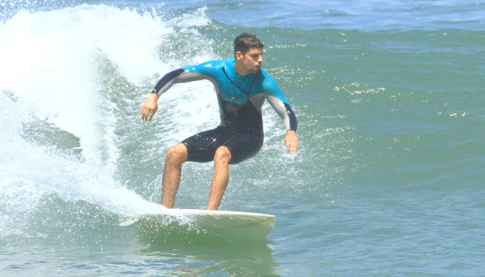 Futuros papais: Cauã e Pedro Scooby surfam na Barra