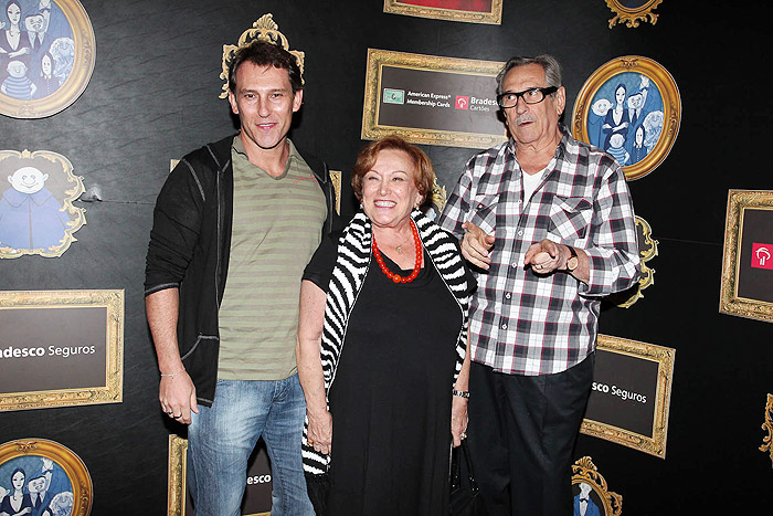 Paulo GOulart e Nicette Bruno com o filho na estreia de A Família Addams em SP