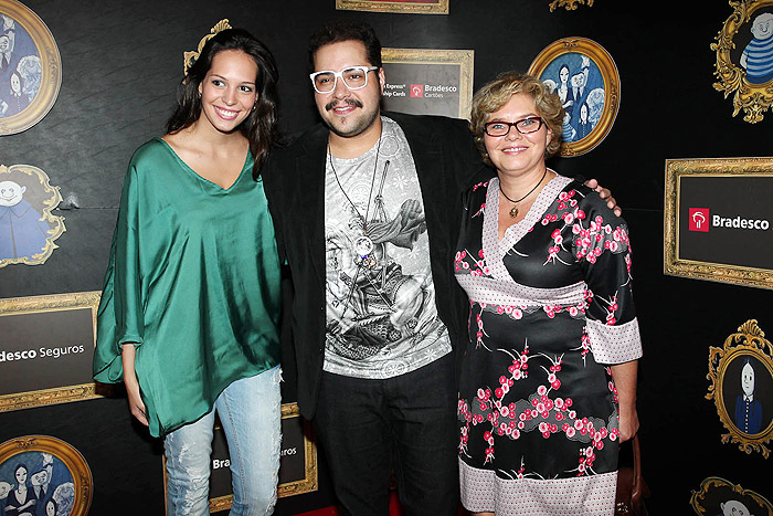 Tiago Abravanel com a mãe a irmã na estreia de A Família Addams em SP