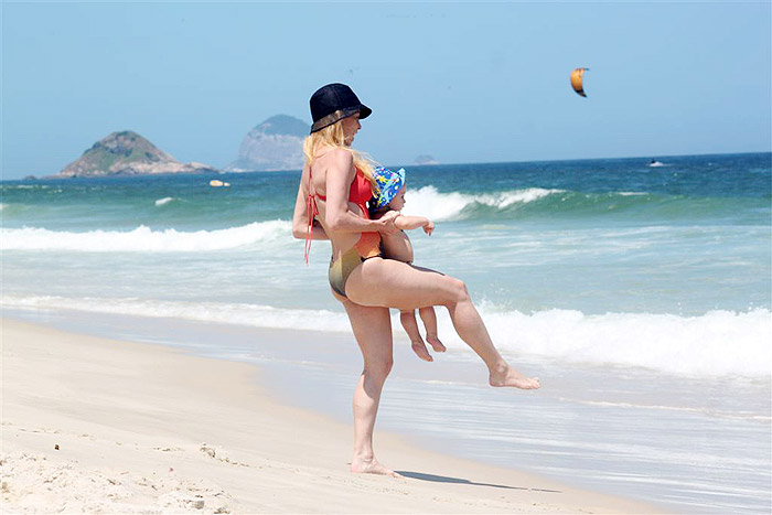 Danelle Winits vai praia com o filho Guy