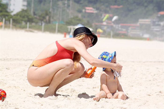 Danelle Winits vai praia com o filho Guy