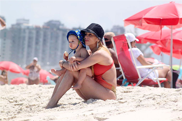 Danelle Winits vai praia com o filho Guy