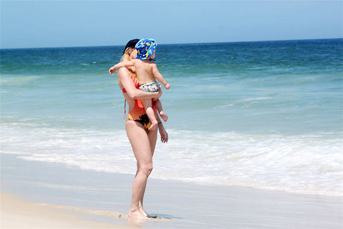 Danelle Winits vai praia com o filho Guy