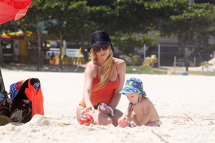 Danelle Winits vai praia com o filho Guy