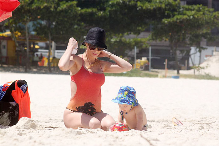 Danelle Winits vai praia com o filho Guy